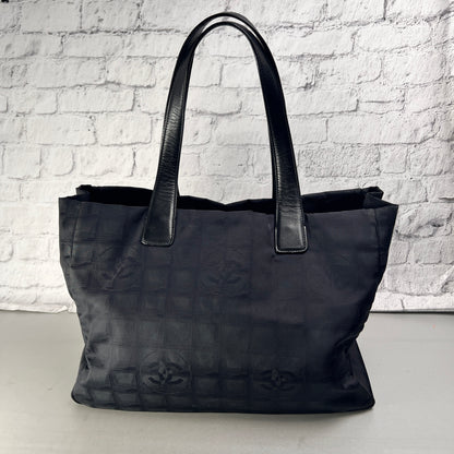 Chanel Black Tote Bags A-15369