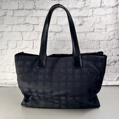 Chanel Black Tote Bags A-15369