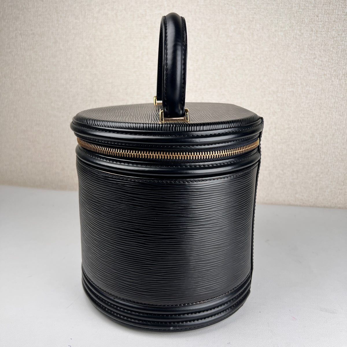 Louis Vuitton Black Handle Bags A-15382