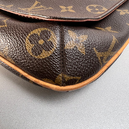 Louis Vuitton Brown Shoulder Bags A-15520