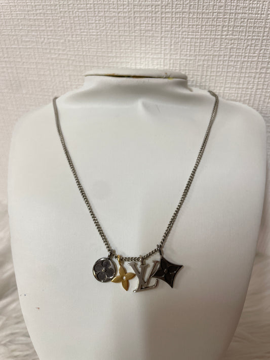 Louis Vuitton Silver Necklaces A-15604