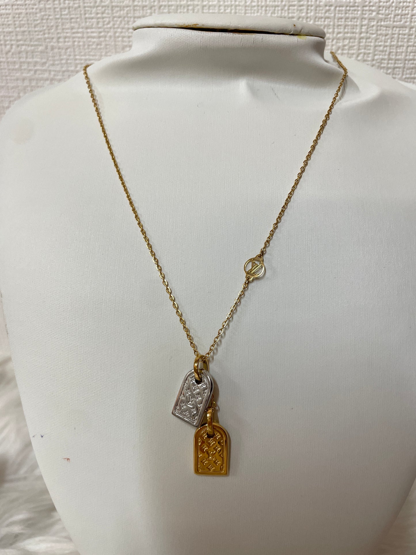 Louis Vuitton Gold Necklaces A-15610