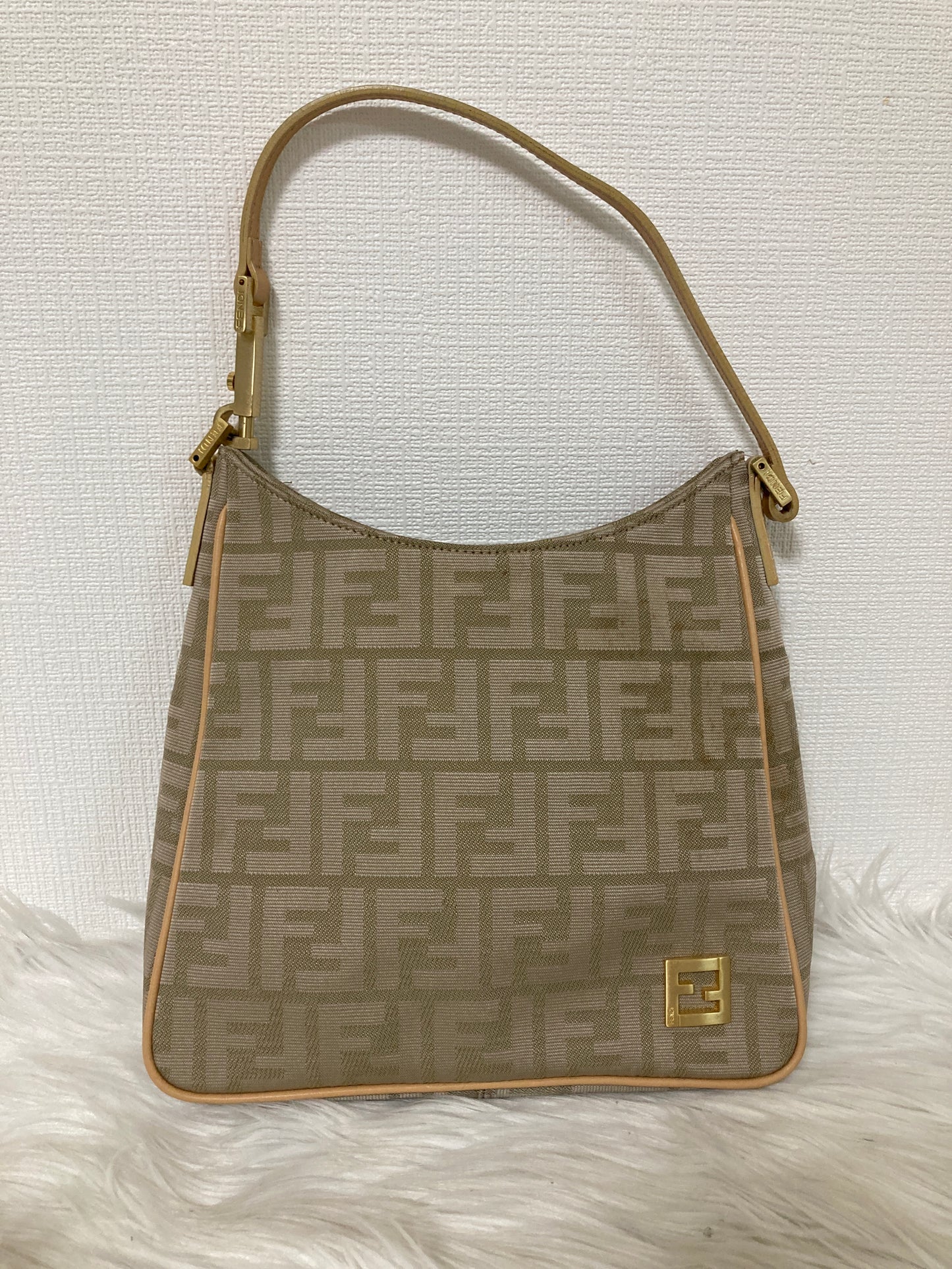 Fendi Beige Shoulder Bags A-15681