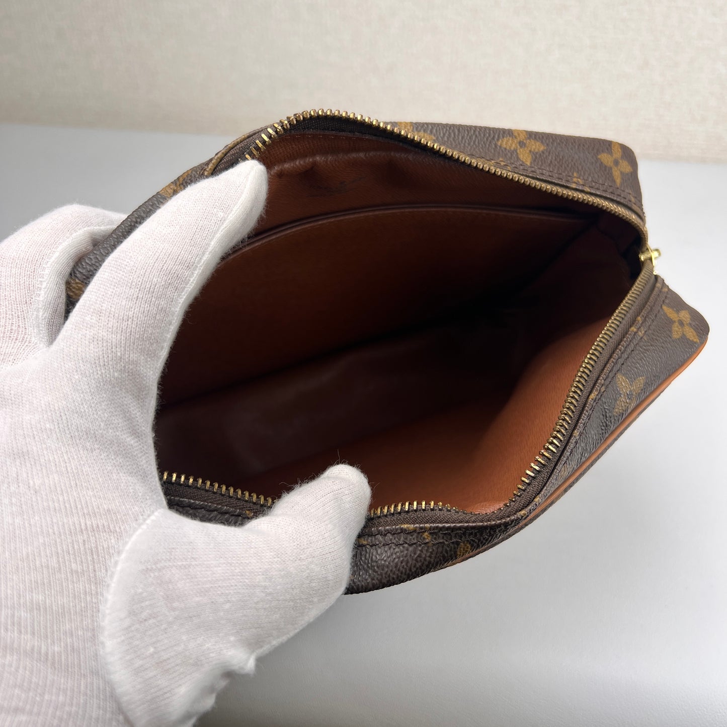 Louis Vuitton Brown Shoulder Bags A-15724