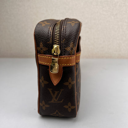 Louis Vuitton Brown Shoulder Bags A-15724