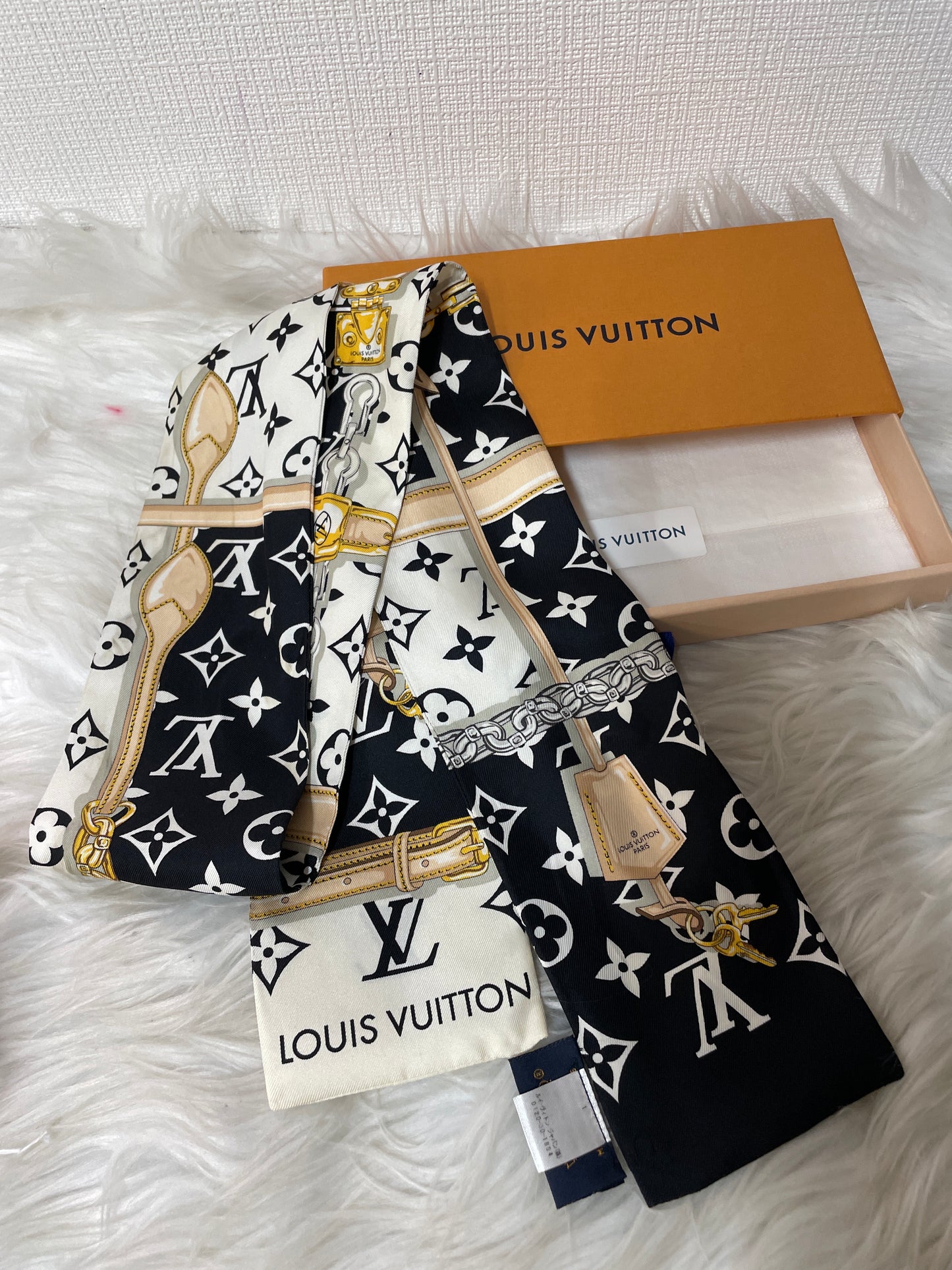 Louis Vuitton Black Scarves A-15829