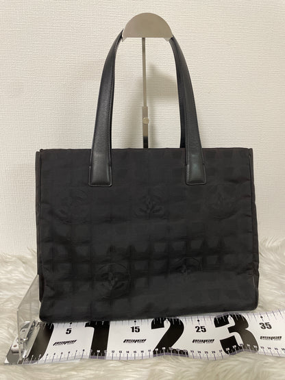 Chanel Black Tote Bags A-15838