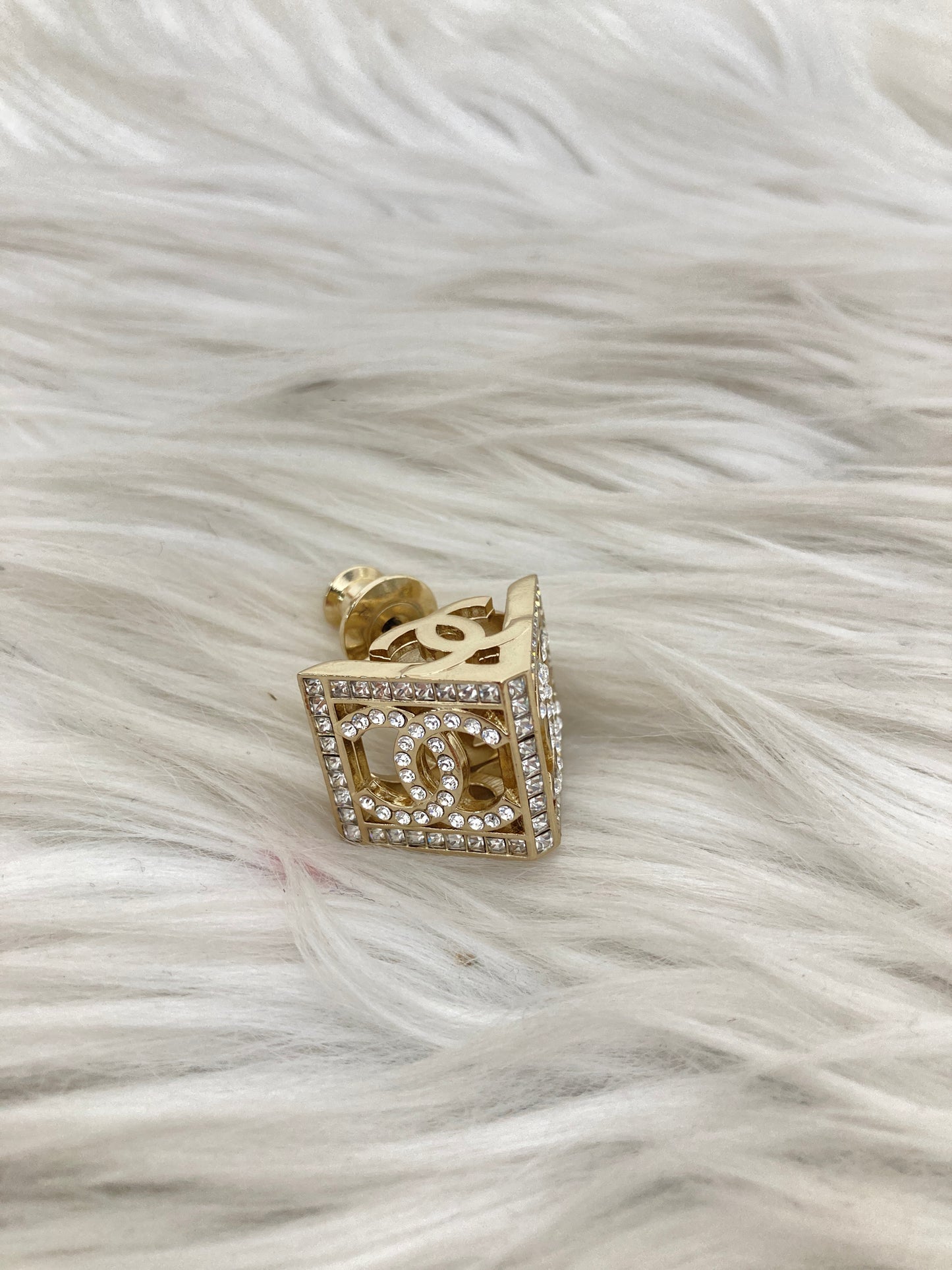 Chanel Gold Brooches A-15916