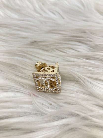 Chanel Gold Brooches A-15916