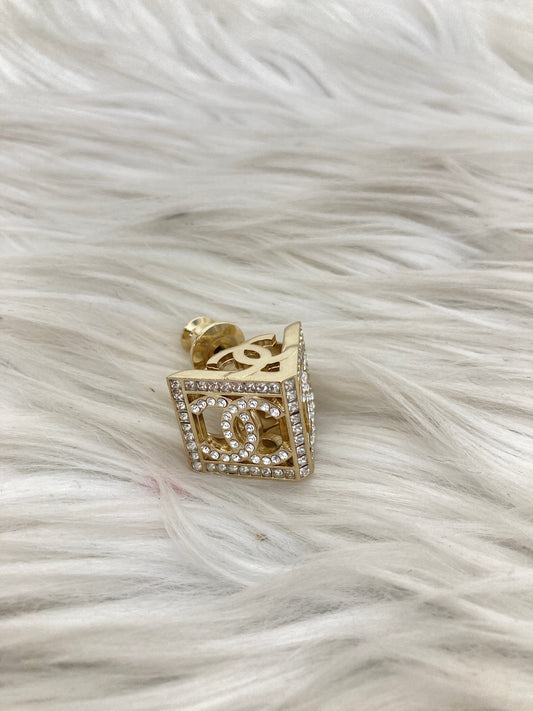 Chanel Gold Brooches A-15916