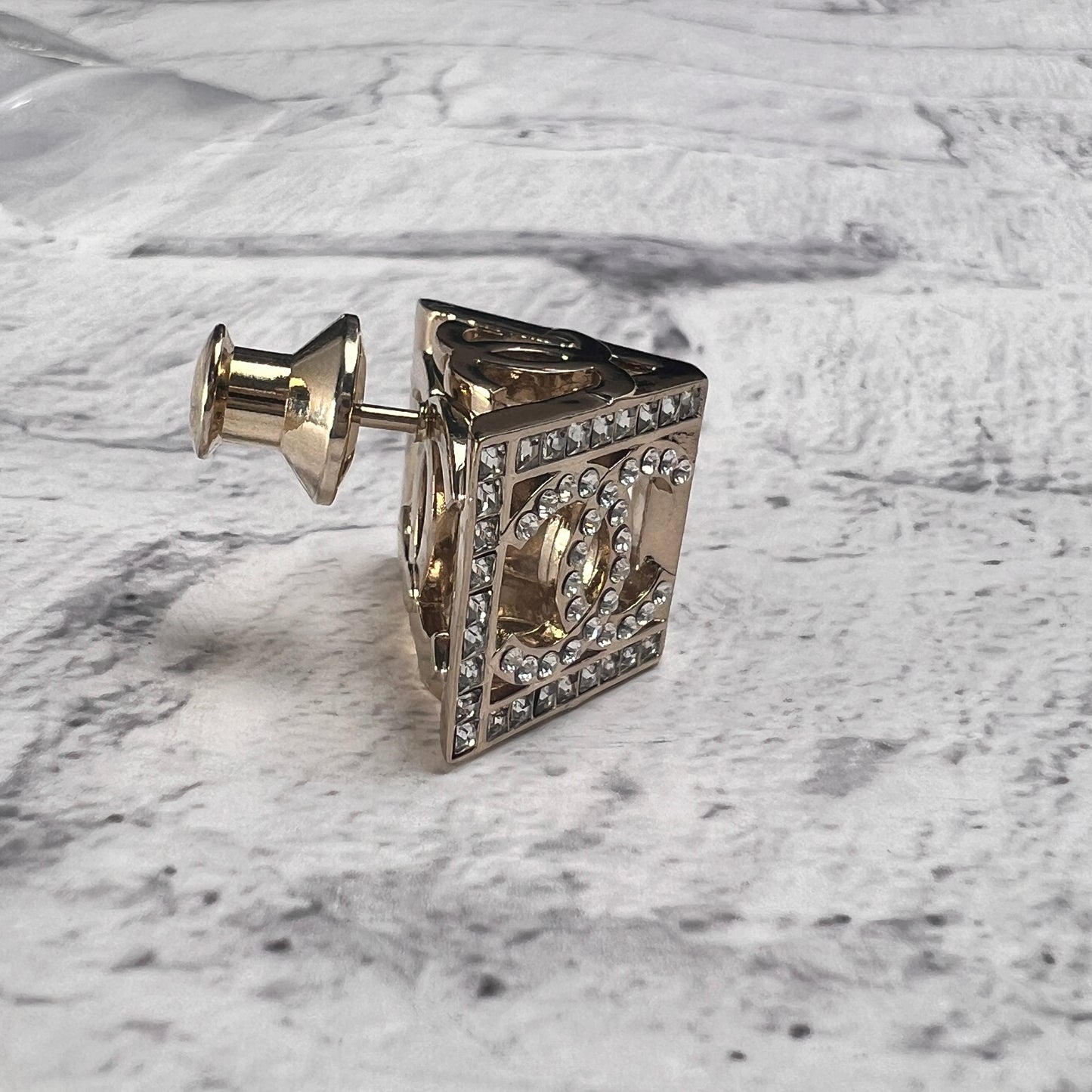 Chanel Gold Brooches A-15916