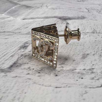Chanel Gold Brooches A-15916