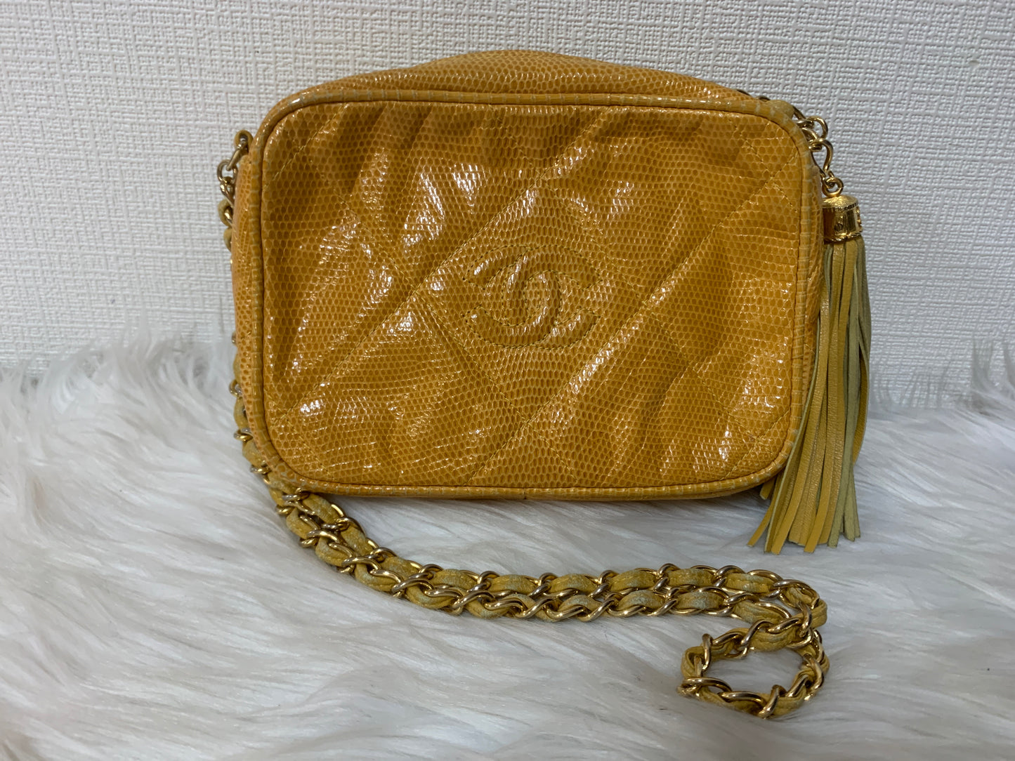 Chanel Yellow Shoulder Bags A-15937