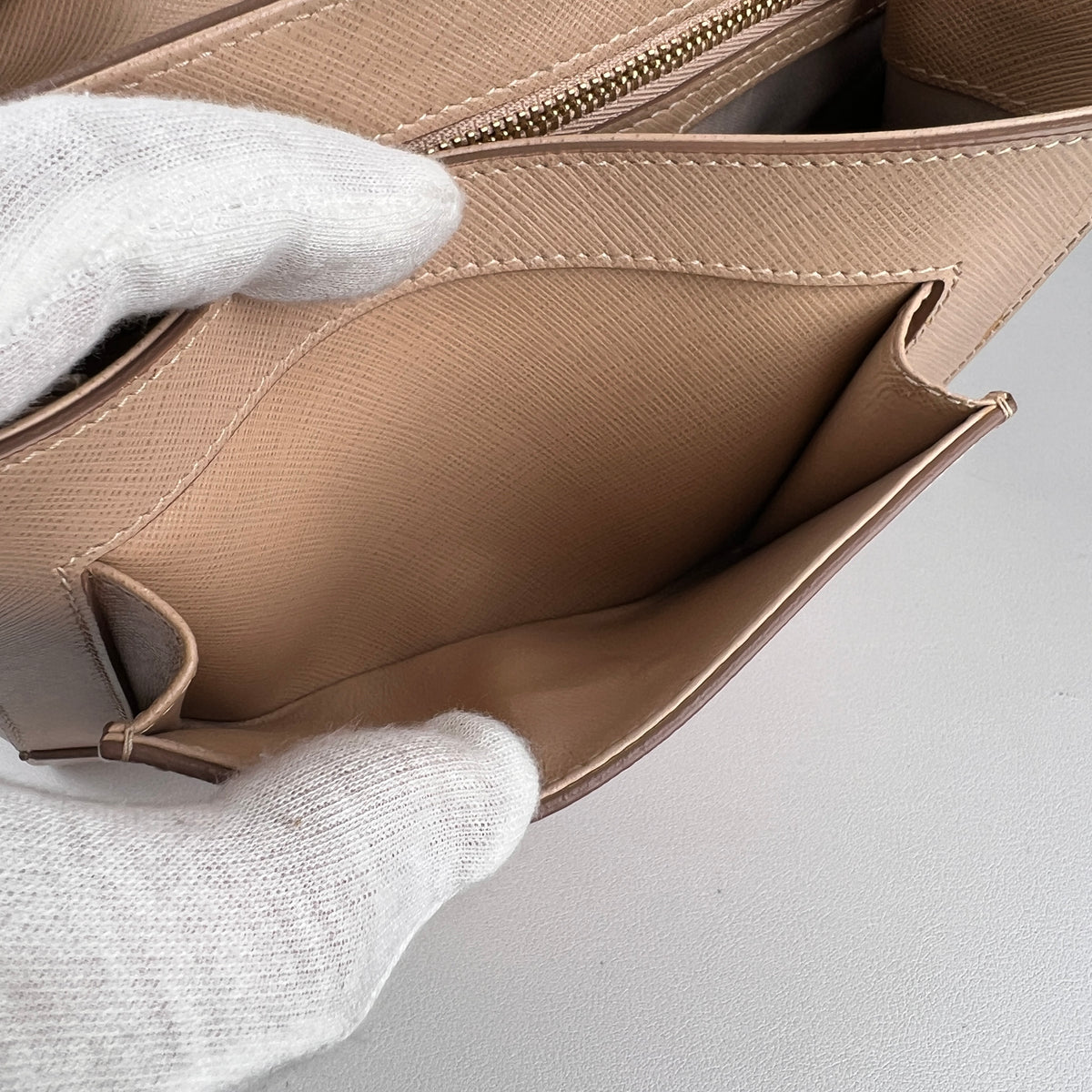 Ferragamo Beige Handle Bags A-15998