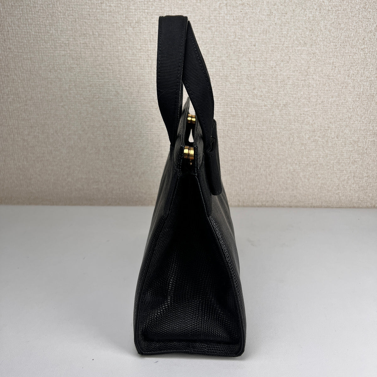 Ferragamo Black Handle Bags A-16003
