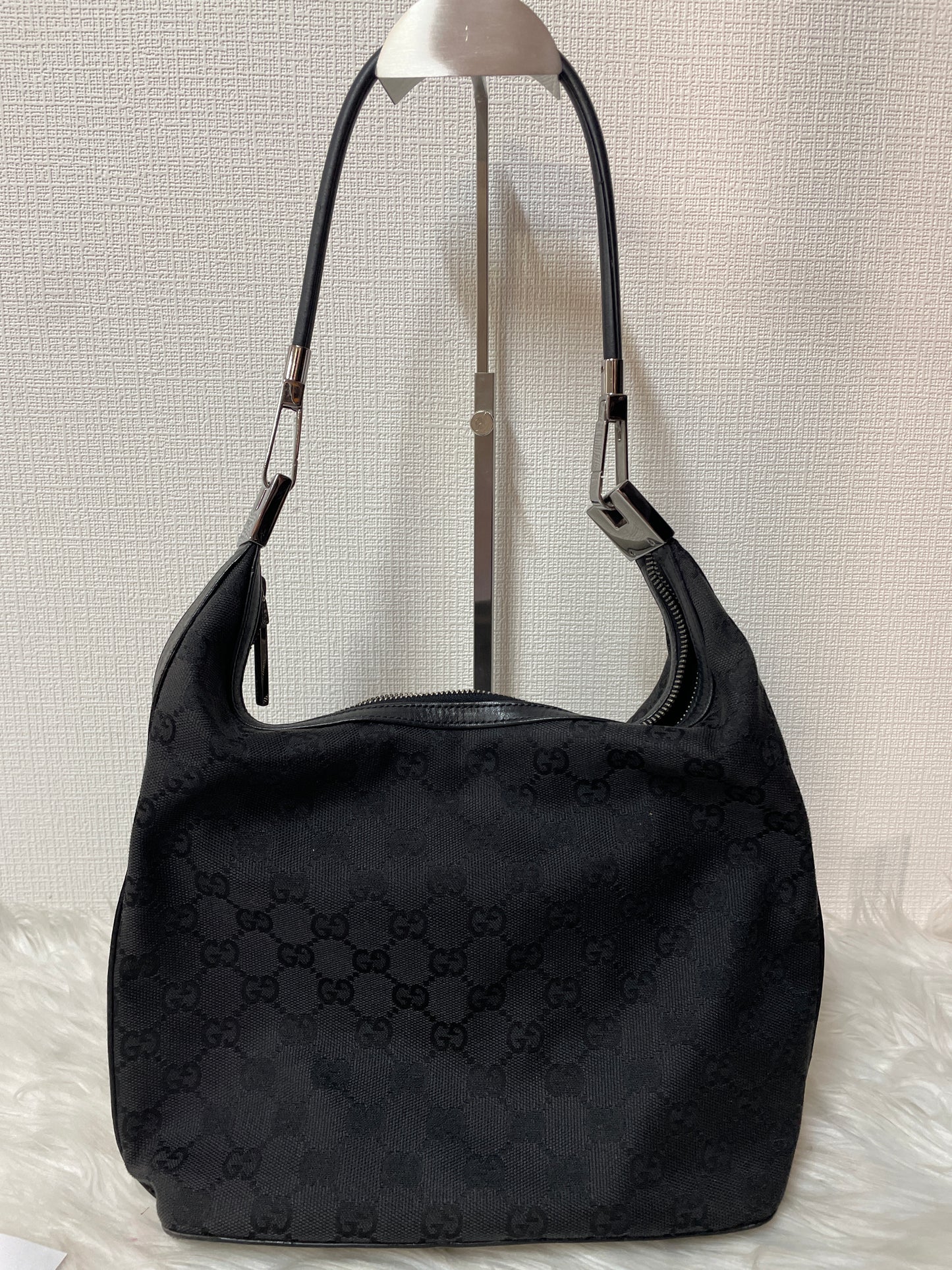 Gucci Black Shoulder Bags A-16056