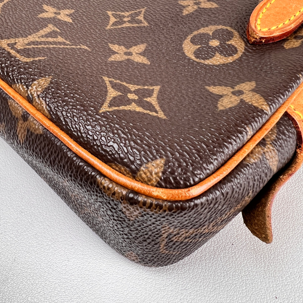 Louis Vuitton Brown Shoulder Bags A-16064