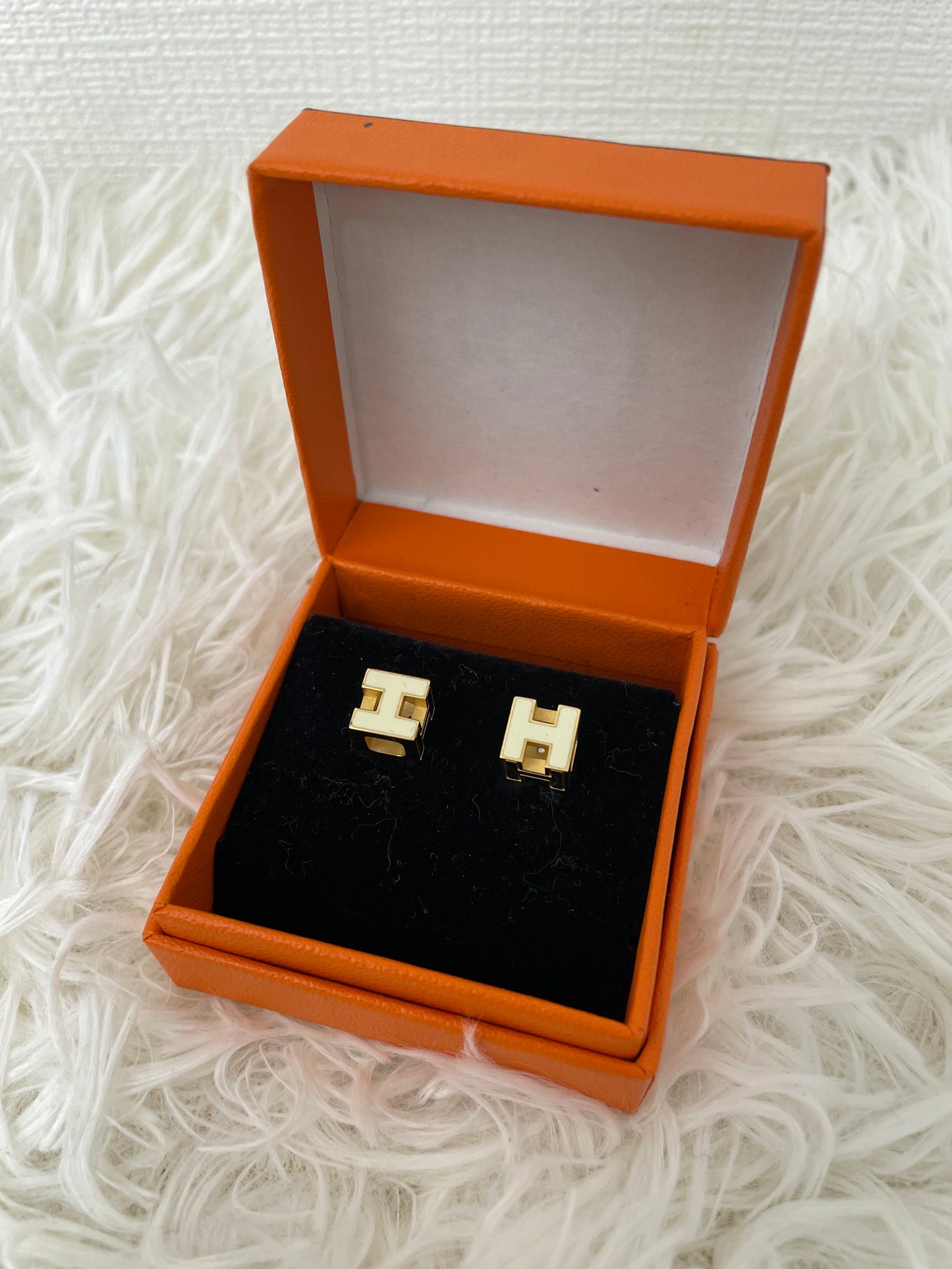 Hermes White Earrings A-16117