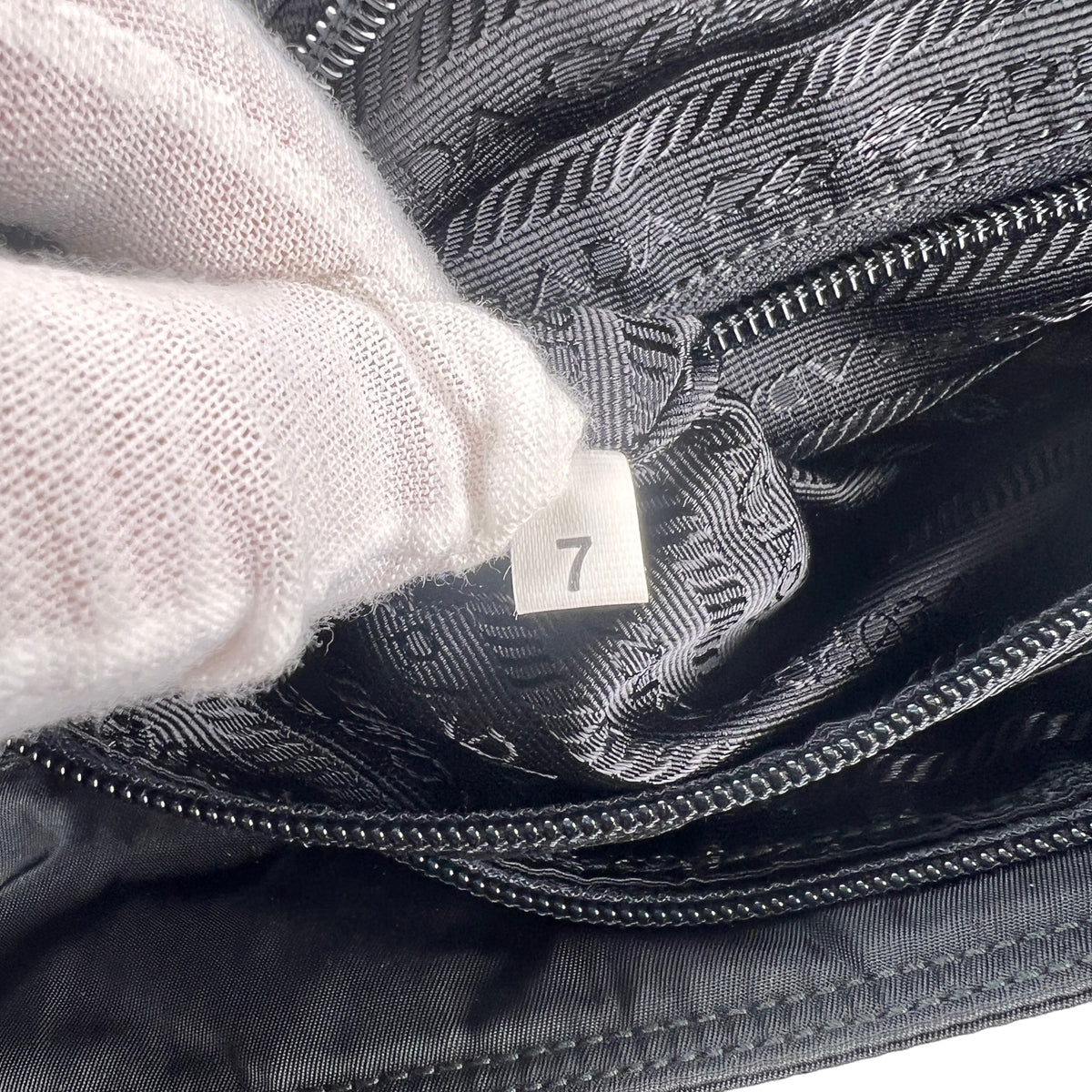 Prada Black Tote Bags A-16126