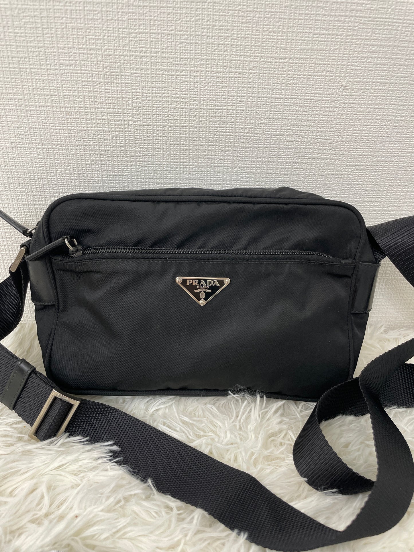Prada Black Shoulder Bags A-16151