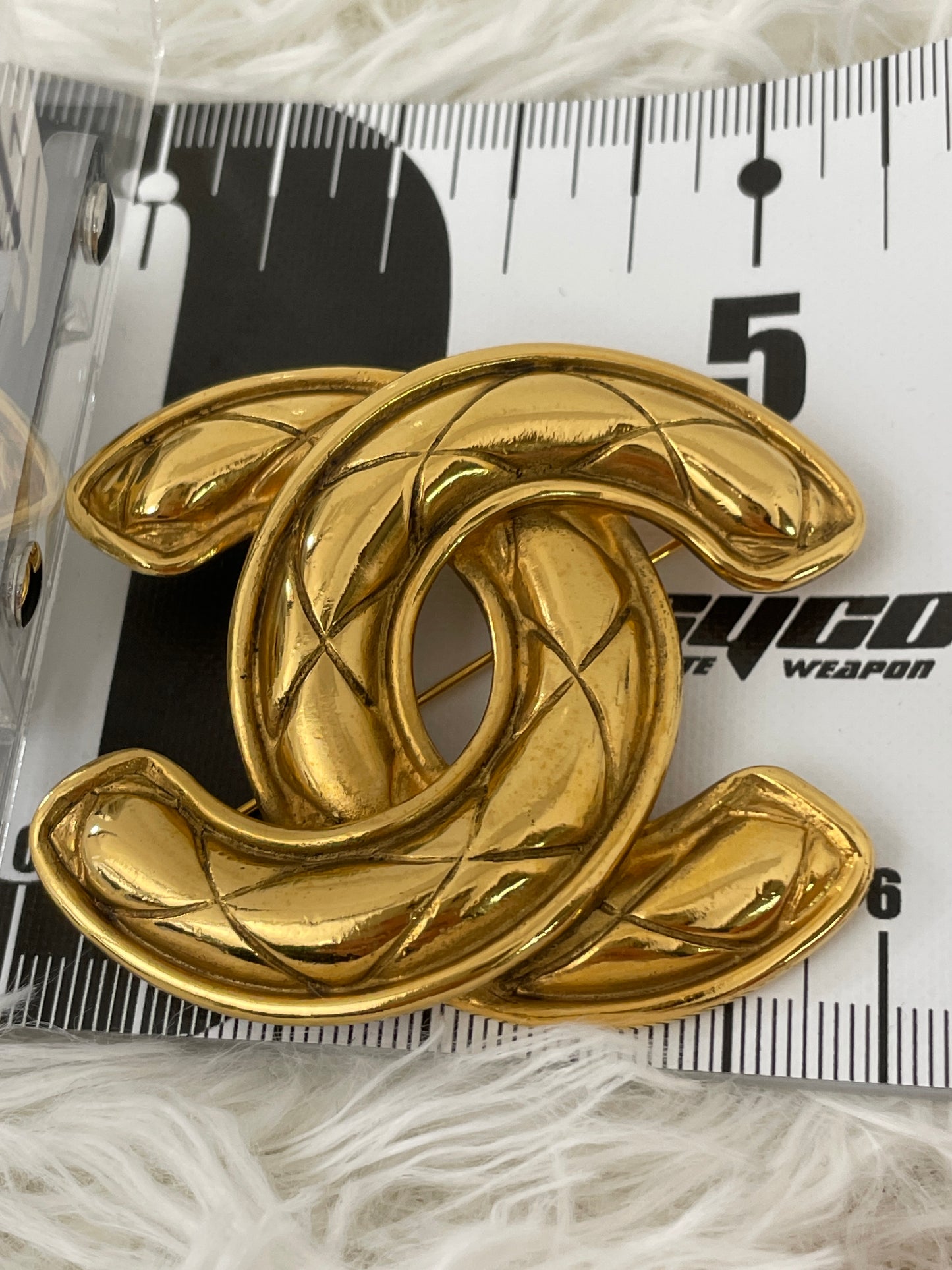 Chanel Gold Brooches A-16161