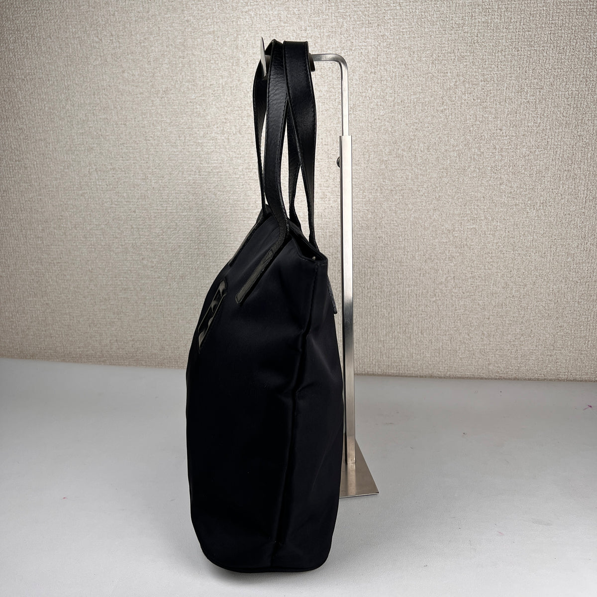 Fendi Black Handle Bags A-16211