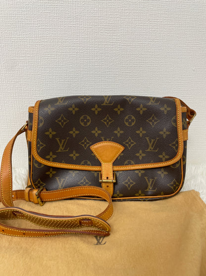 Louis Vuitton Brown Shoulder Bags A-16212
