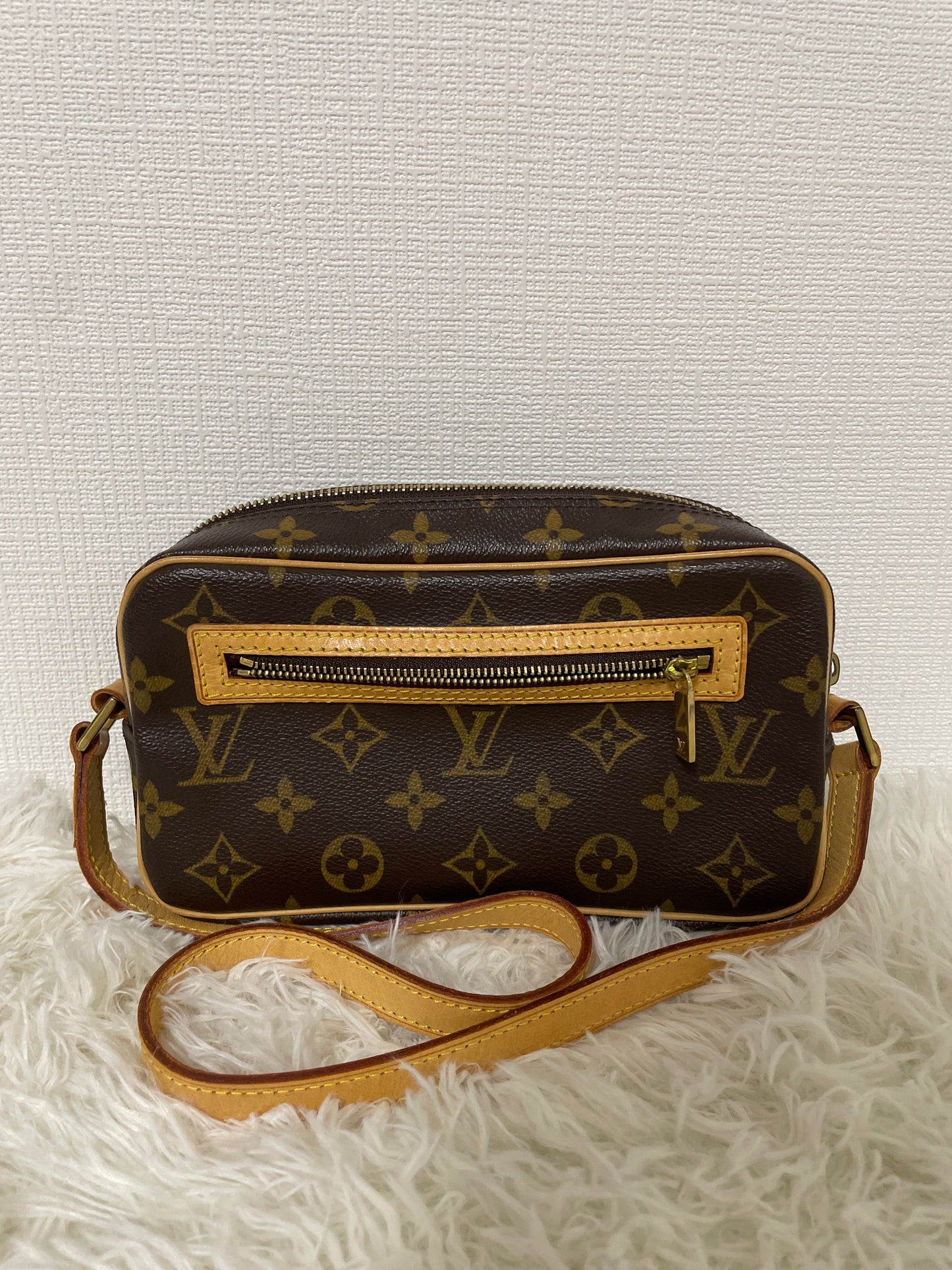 Louis Vuitton Brown Shoulder Bags A-16262