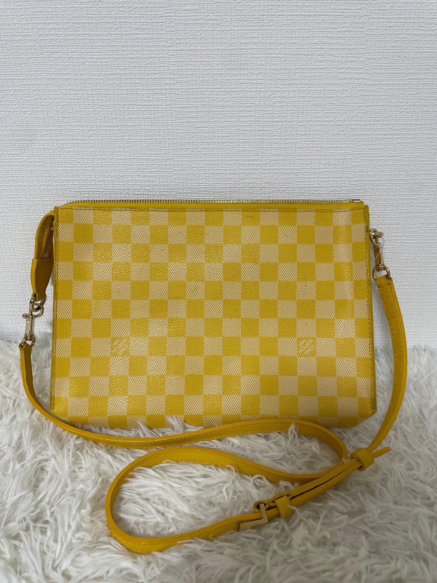 Louis Vuitton Yellow Shoulder Bags A-16263