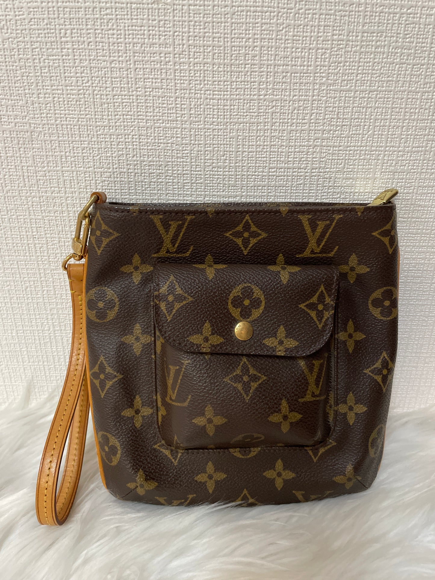 Louis Vuitton Brown Shoulder Bags A-16267