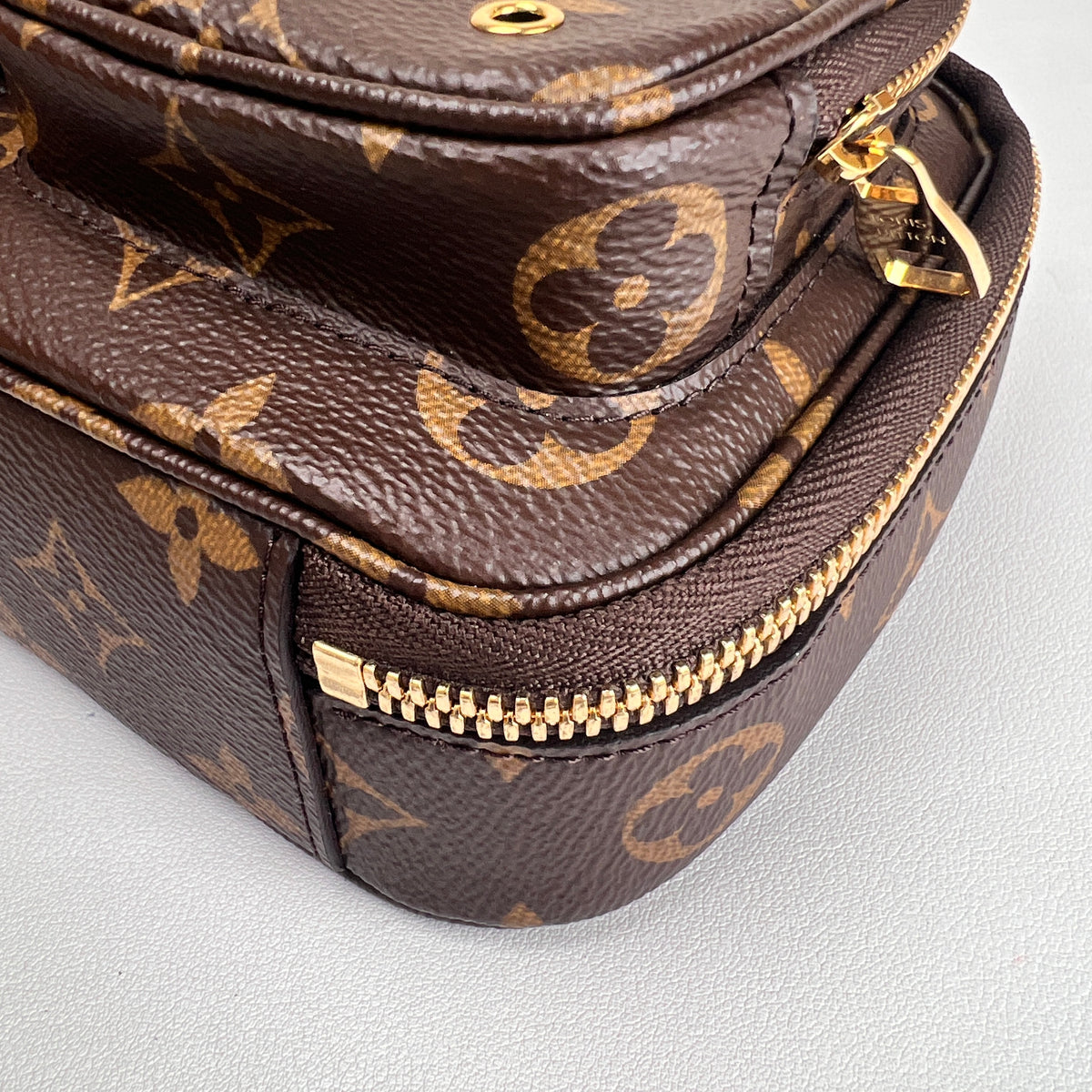 Louis Vuitton Brown Shoulder Bags A-16273