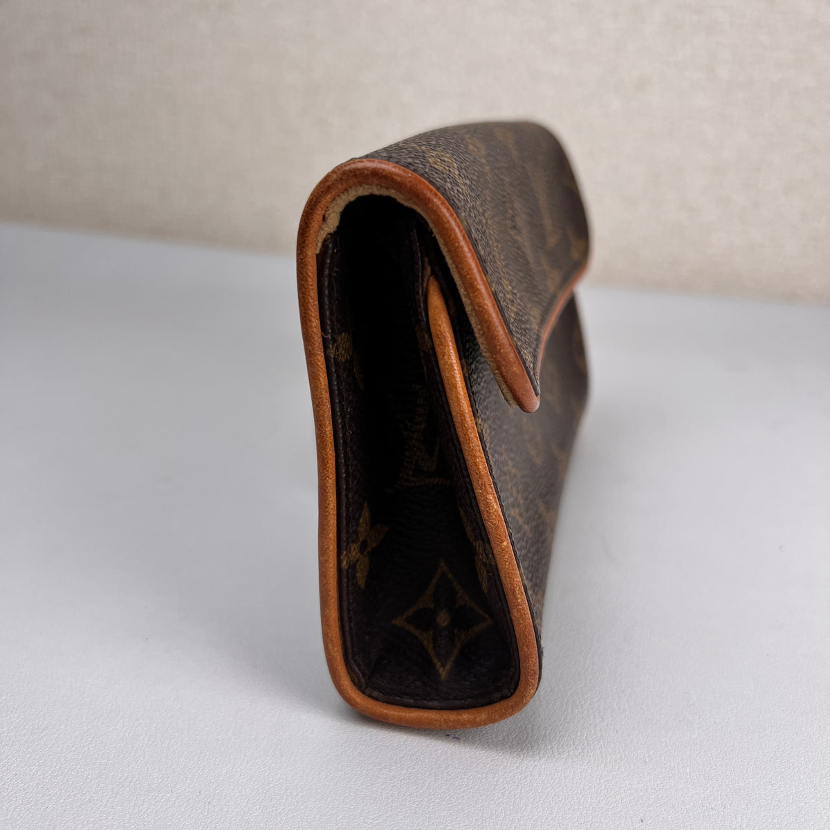 Louis Vuitton Brown Shoulder Bags A-16289