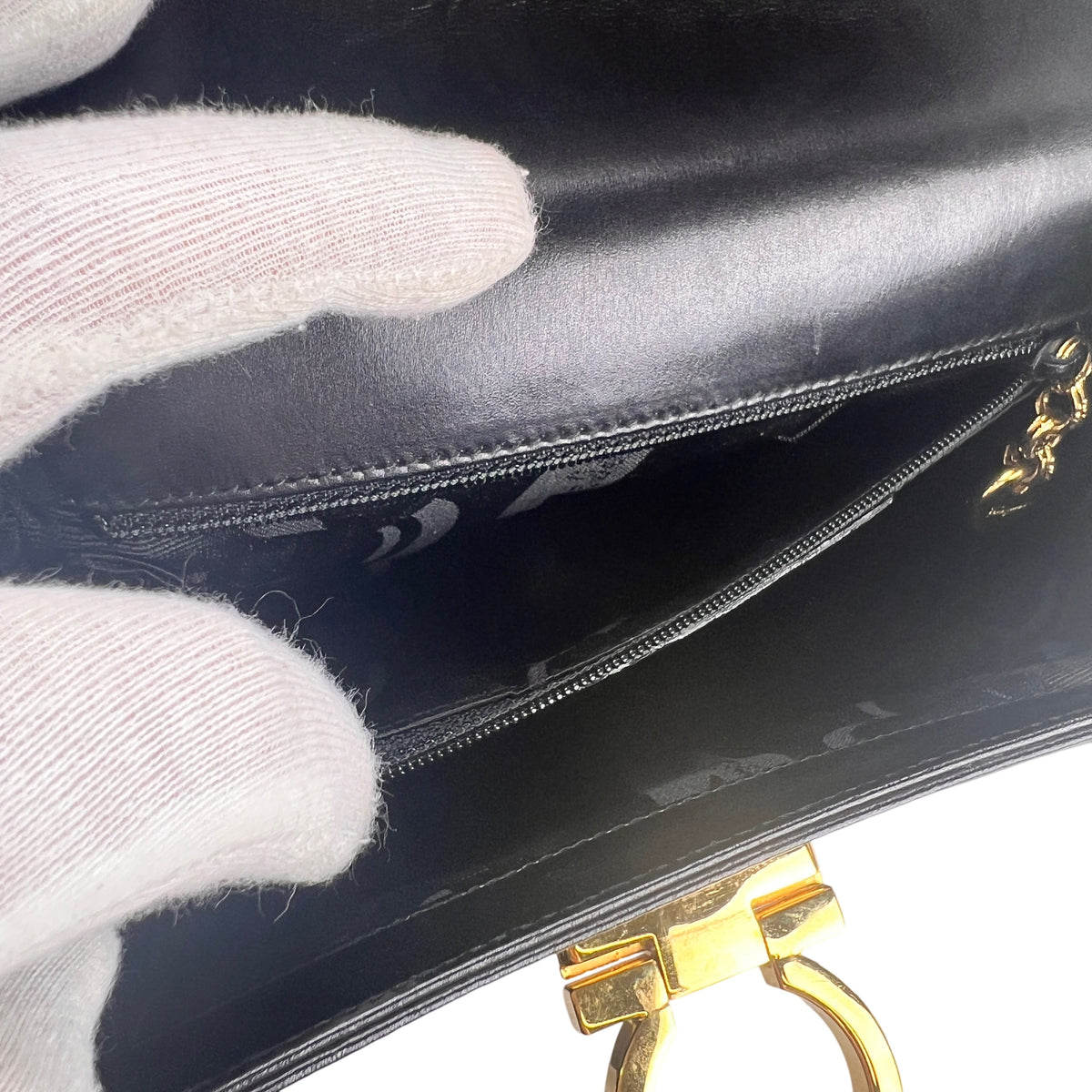 Ferragamo Black Shoulder Bags A-16290