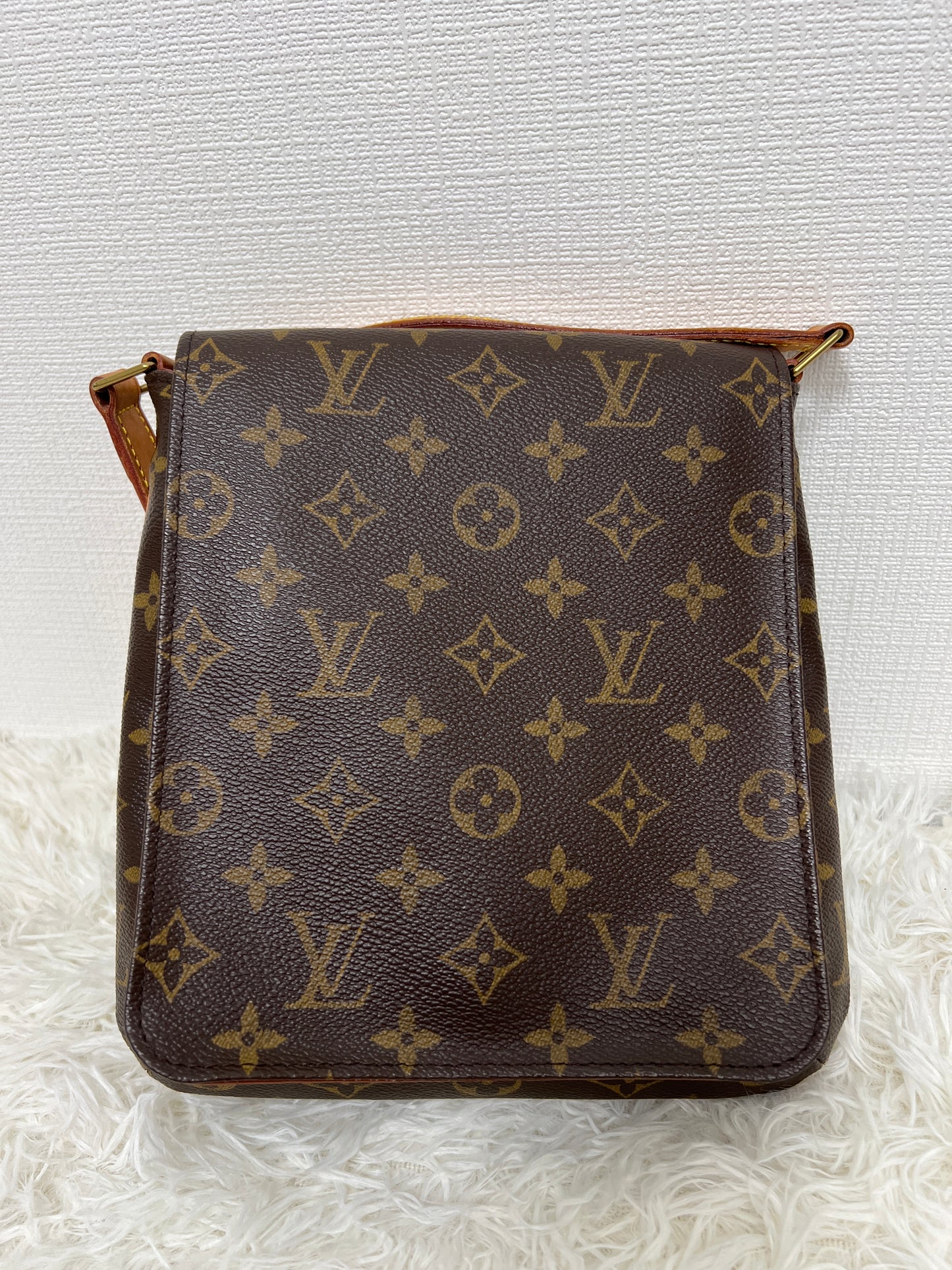 Louis Vuitton Brown Shoulder Bags A-16292