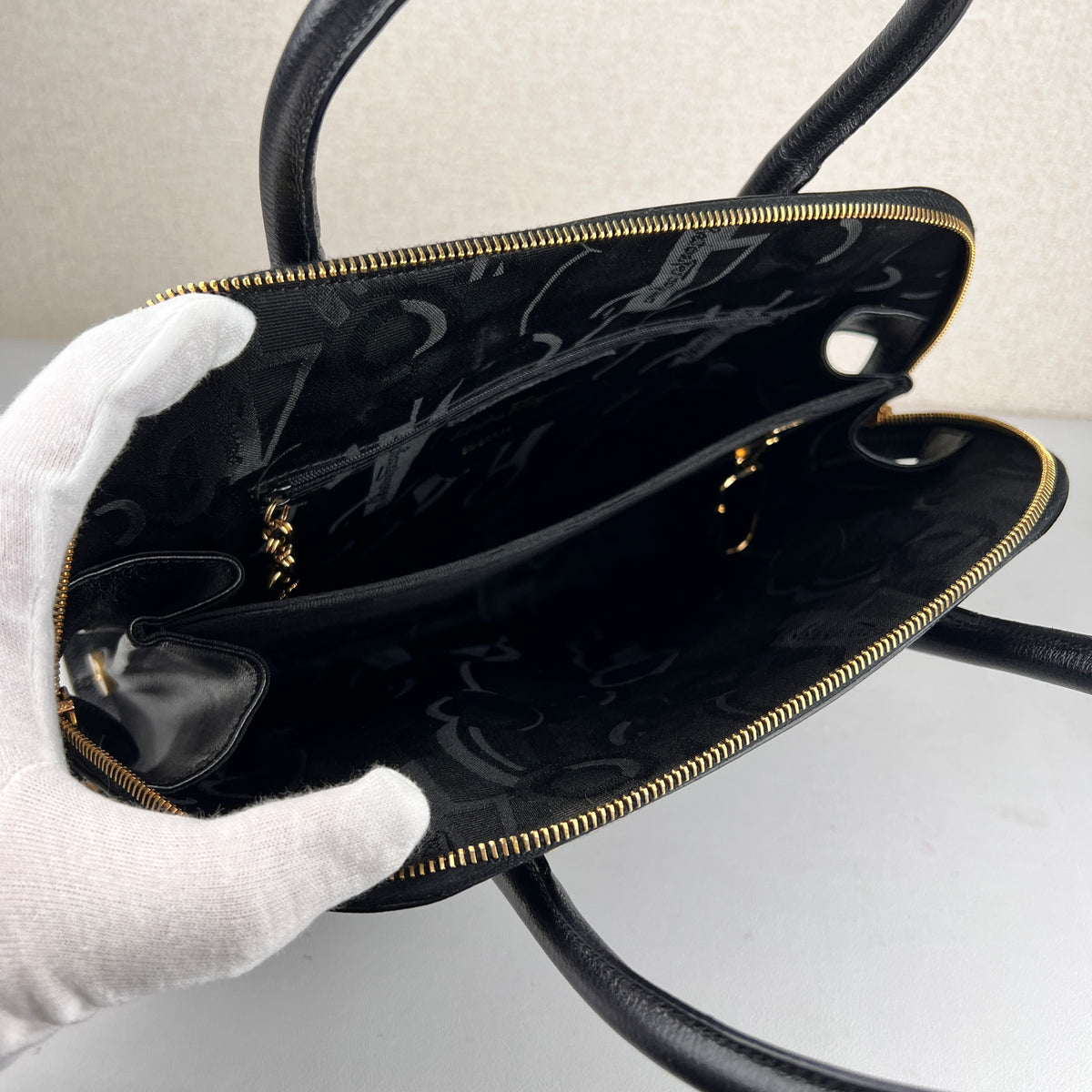 Ferragamo Black Handle Bags A-16298