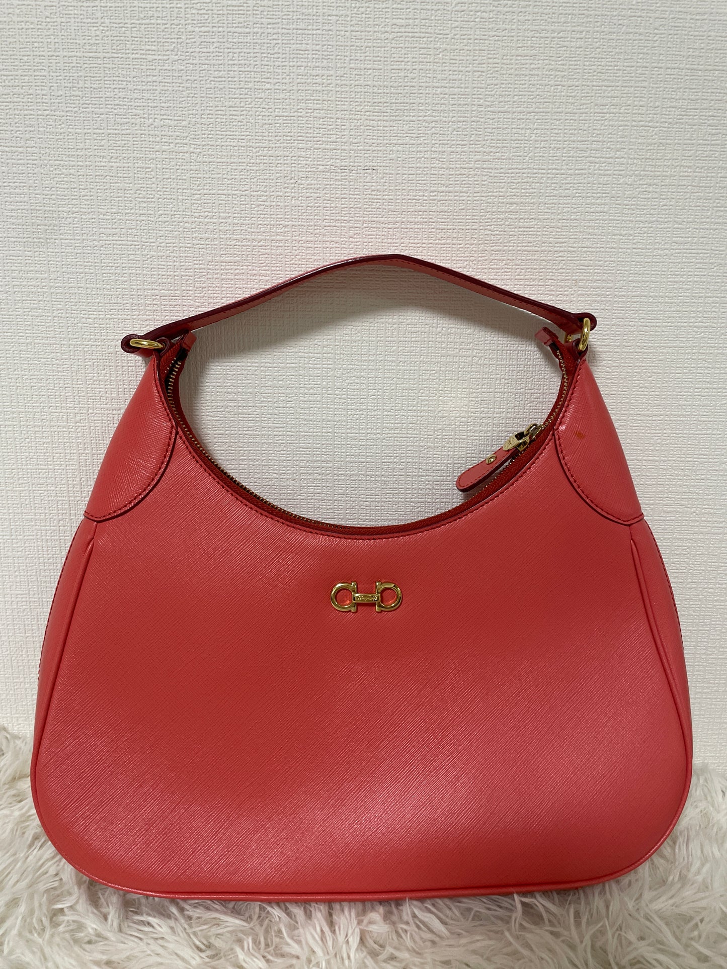 Ferragamo Red Shoulder Bags A-16300