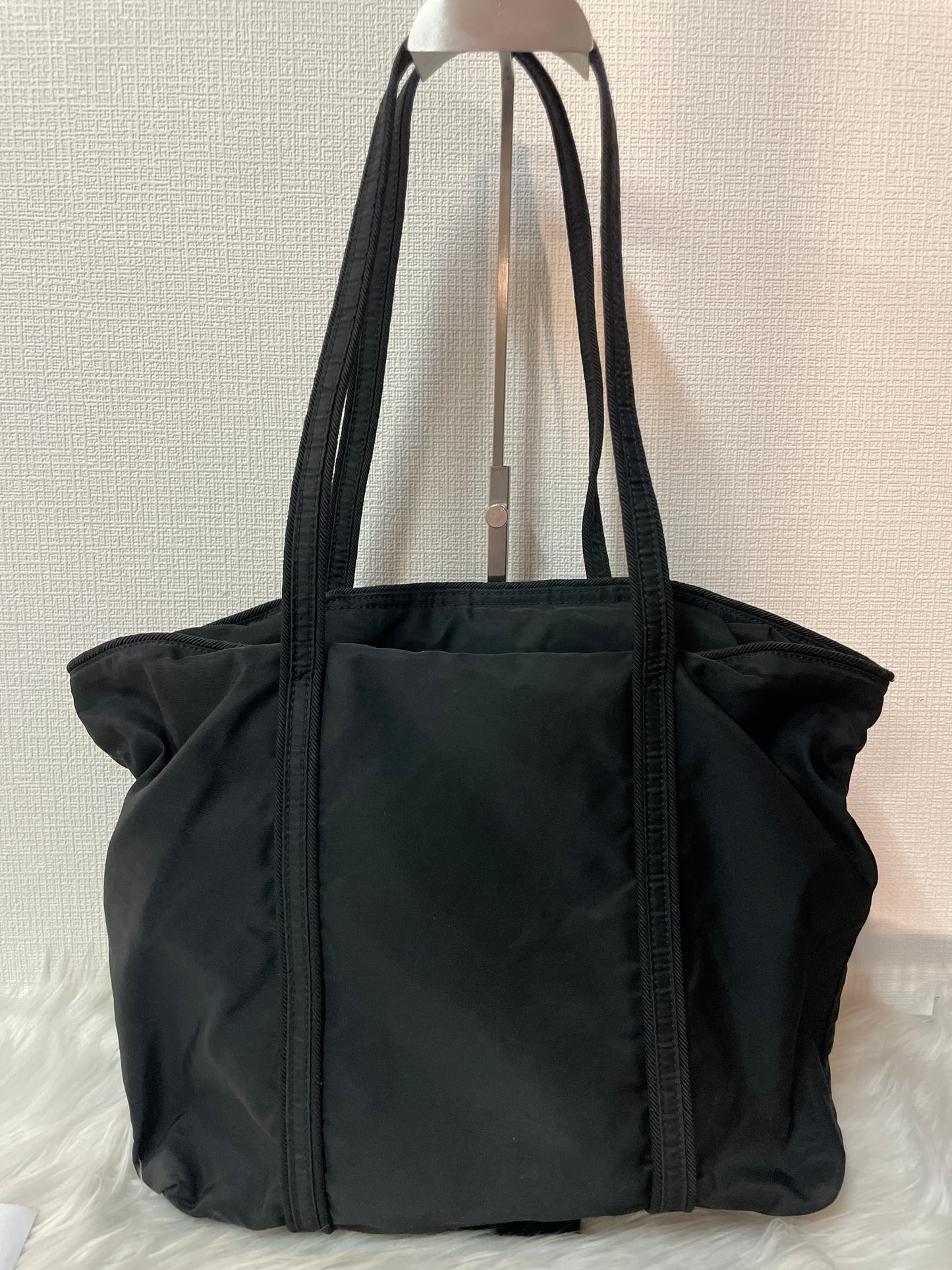 Prada Black Tote Bags A-16366