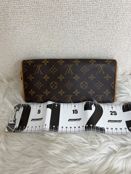 Louis Vuitton Brown Shoulder Bags A-16417