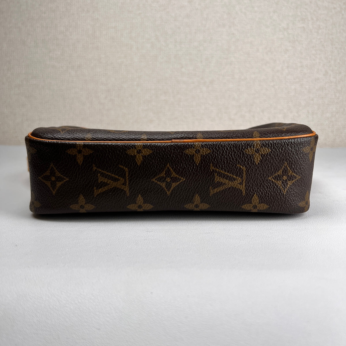 Louis Vuitton Brown Shoulder Bags A-16420