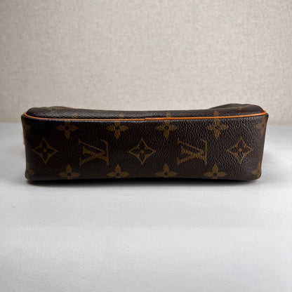 Louis Vuitton Brown Shoulder Bags A-16420
