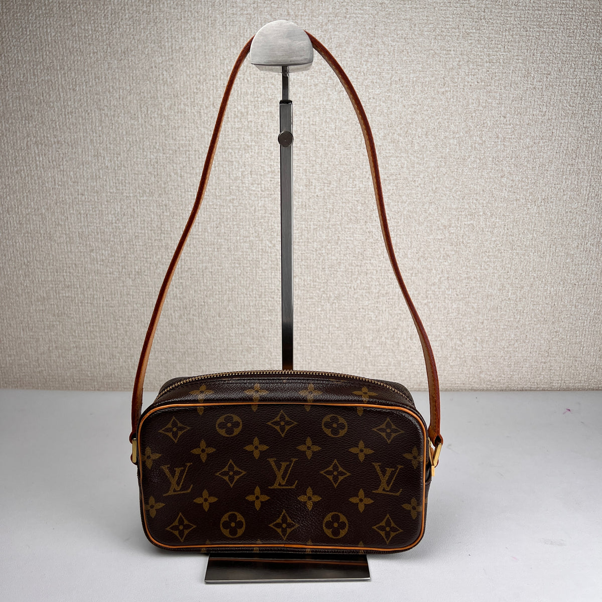 Louis Vuitton Brown Shoulder Bags A-16420