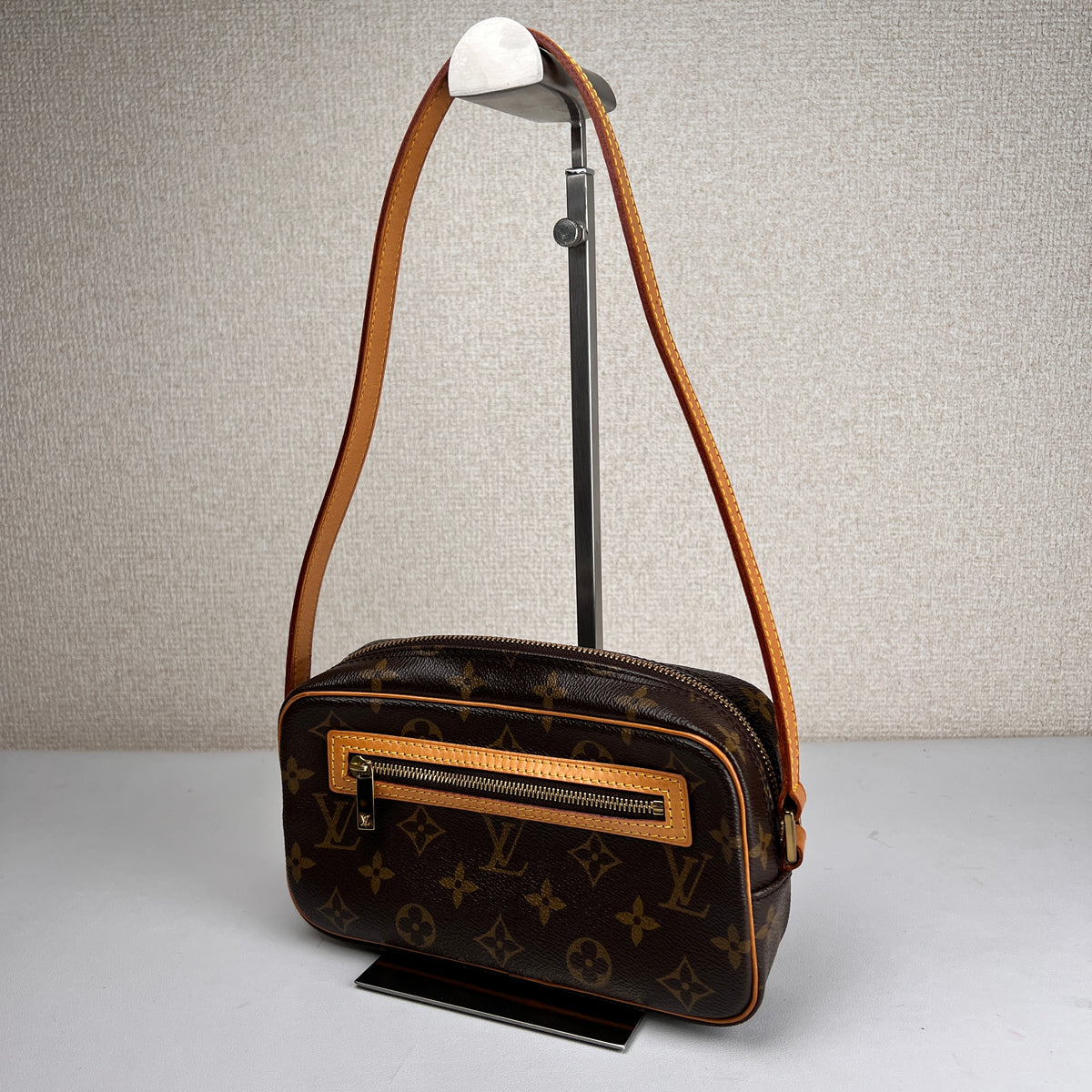 Louis Vuitton Brown Shoulder Bags A-16420