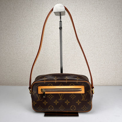 Louis Vuitton Brown Shoulder Bags A-16420