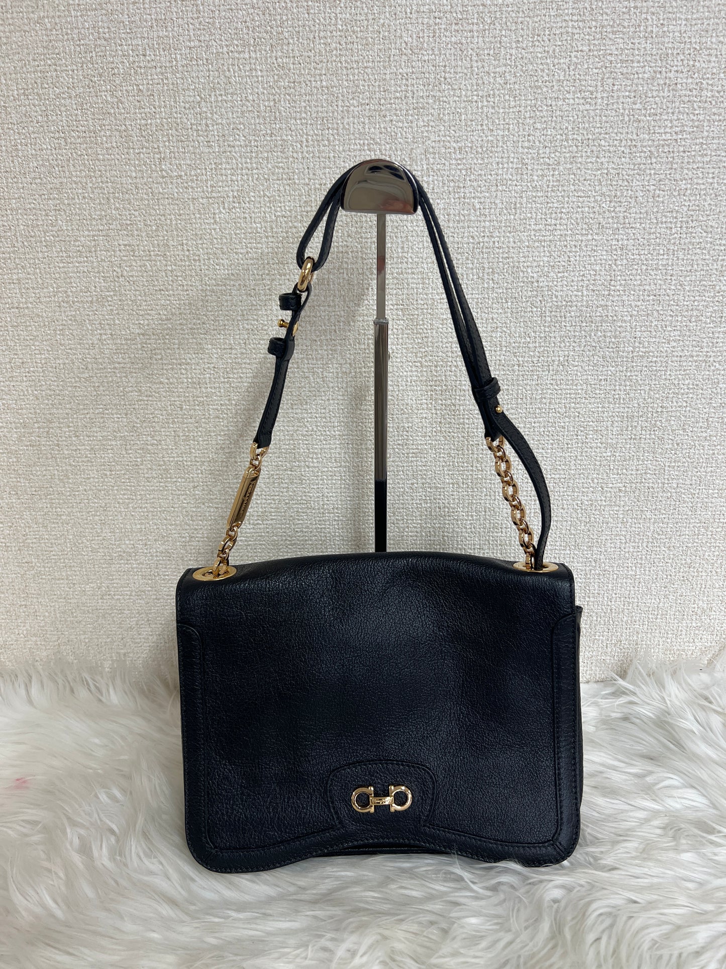 Ferragamo Black Shoulder Bags A-16423