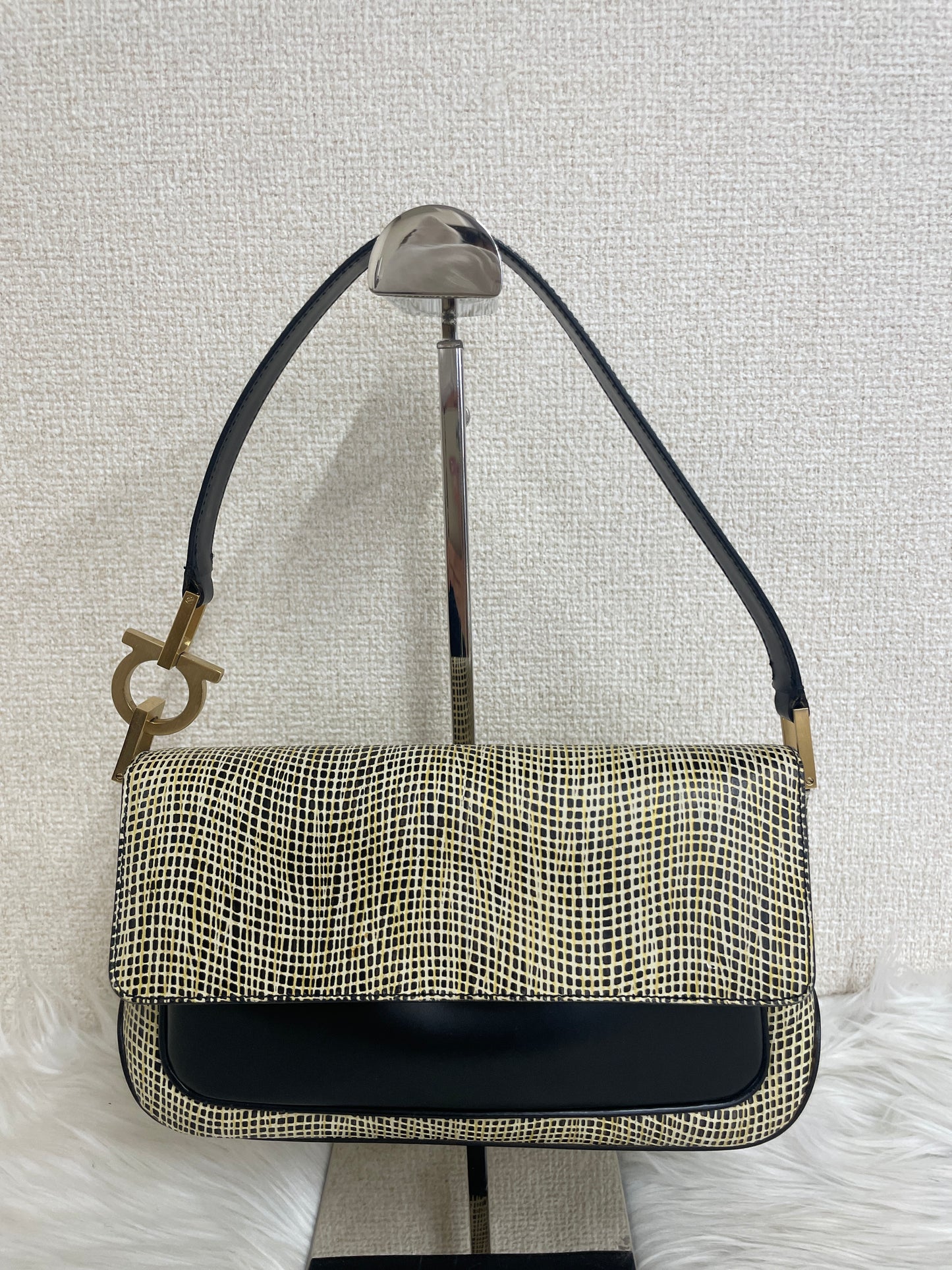 Ferragamo Black Shoulder Bags A-16433