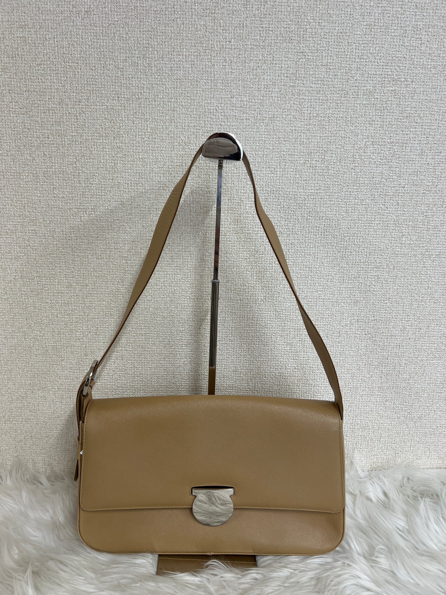 Ferragamo Beige Shoulder Bags A-16434