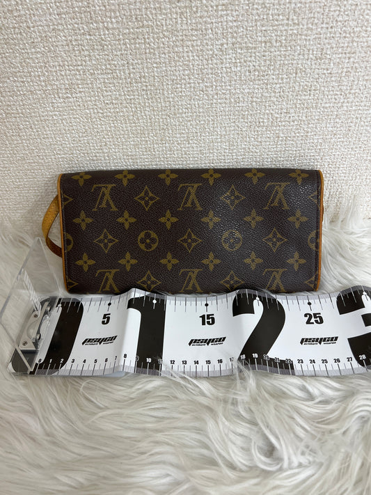 Louis Vuitton Brown Shoulder Bags A-16438