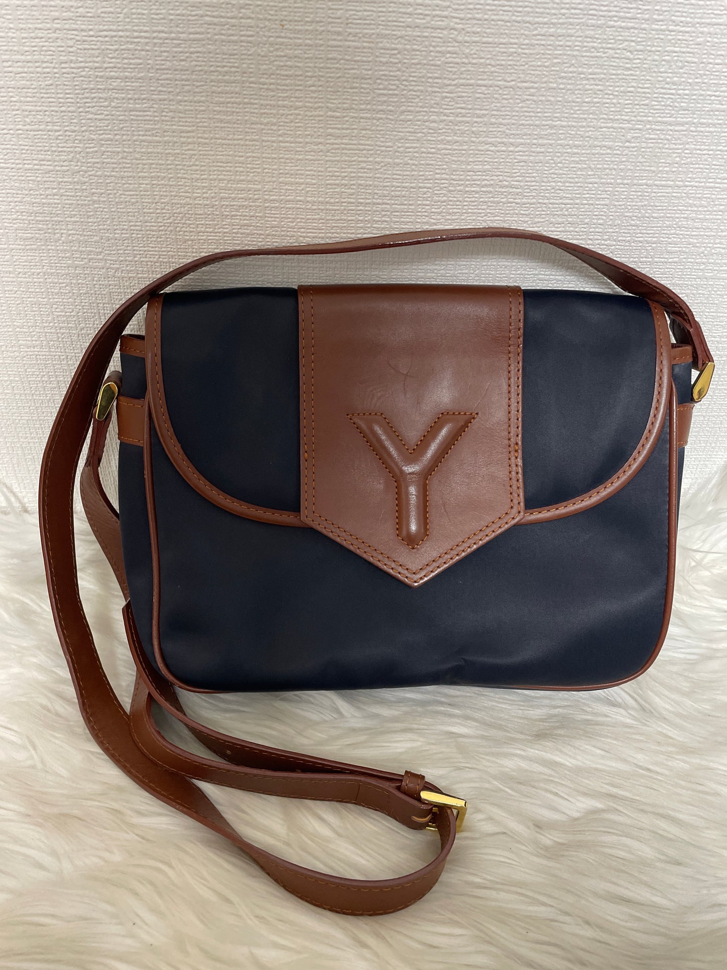 Saint Laurent Black Shoulder Bags A-16504