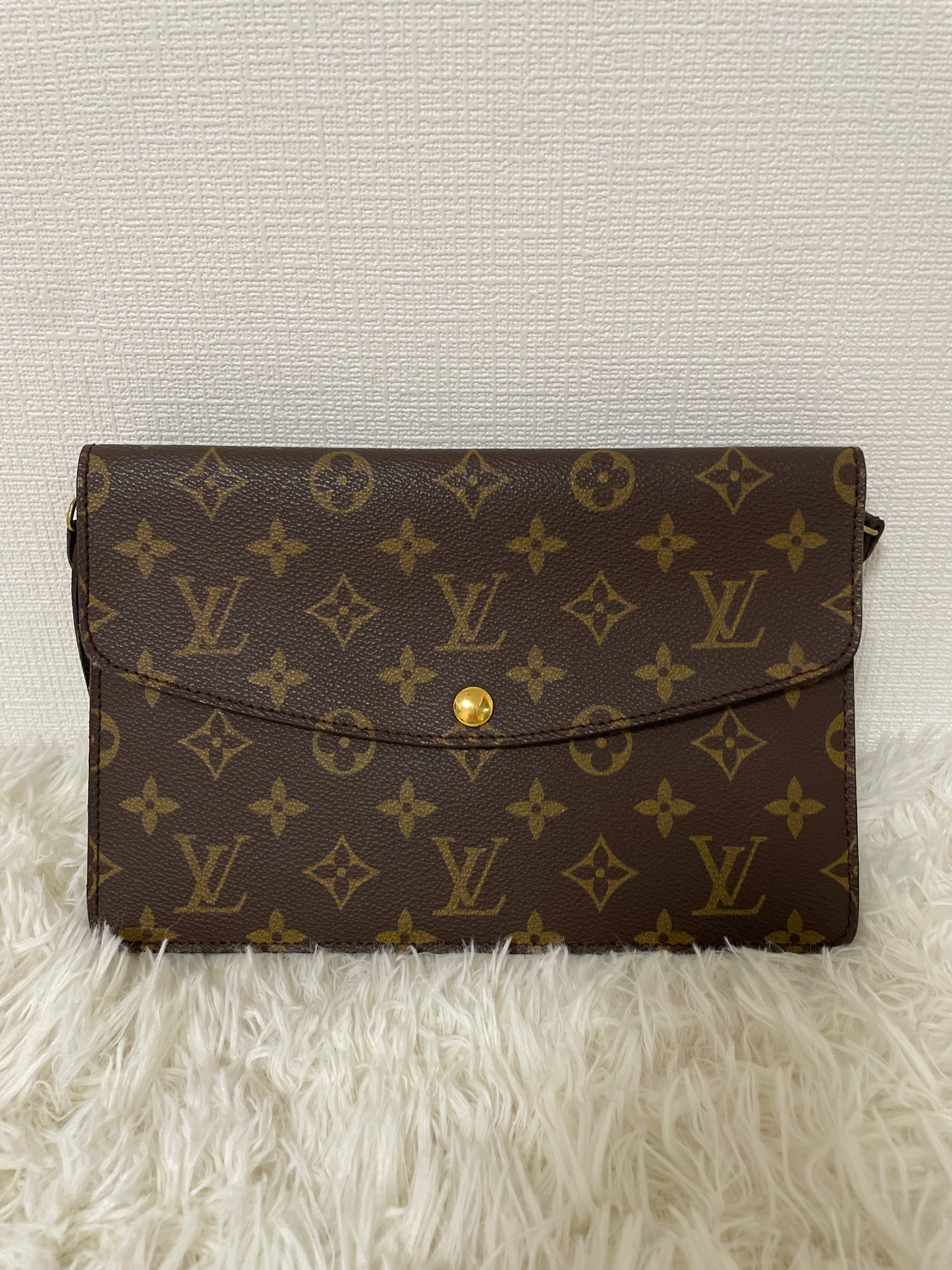 Louis Vuitton Brown Shoulder Bags A-16533