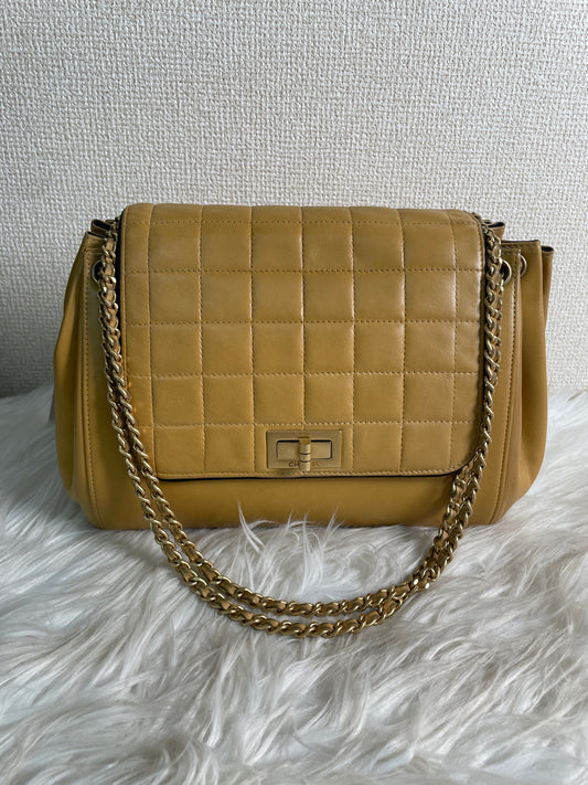 Chanel Beige Shoulder Bags A-16606